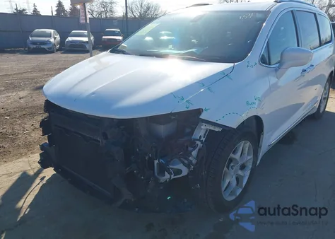 2018 Chrysler Pacifica Touring-L Plus z USA, uszkodzony, nr VIN 2C4RC1EG9JR156751